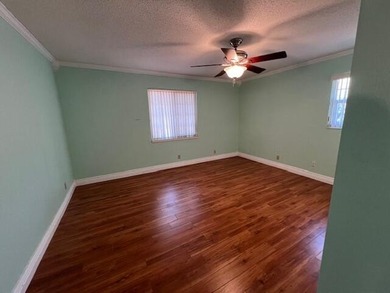 Wonderful home in La Mancha! No HOA! 3 bedrooms, 2 bathrooms, 2 - photo 11