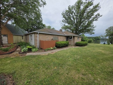 Own a little piece of paradise on the Rock River. This 1400 Sq - photo 2