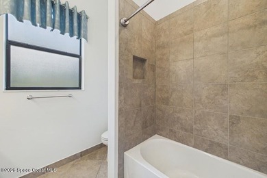 This 4 Bdrm, 3 Bath, 3 Car Garage Lakefront Home on CUL DESAC! - photo 32