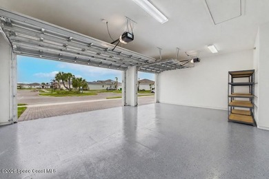 This 4 Bdrm, 3 Bath, 3 Car Garage Lakefront Home on CUL DESAC! - photo 52