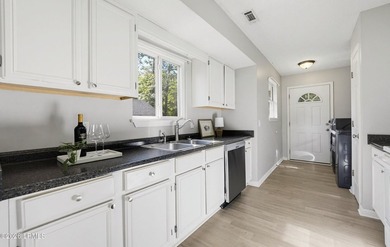 Adorable 3 bedroom / 2 bath cottage on Lady's Island. This home - photo 12