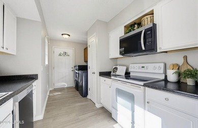 Adorable 3 bedroom / 2 bath cottage on Lady's Island. This home - photo 13