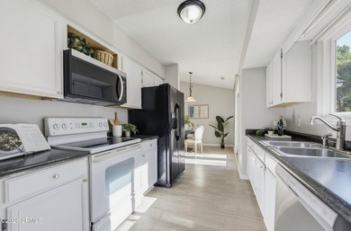 Adorable 3 bedroom / 2 bath cottage on Lady's Island. This home - photo 14