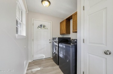 Adorable 3 bedroom / 2 bath cottage on Lady's Island. This home - photo 15