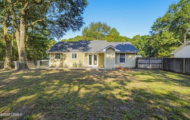 Adorable 3 bedroom / 2 bath cottage on Lady's Island. This home - photo 30