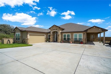 Luxury Lake Front 5 bed 3.5 bath home nestled at the south end - photo 2