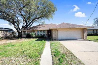 Cedar Creek Lake Home For Sale in Kemp Texas