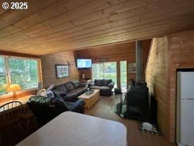 Wouldn't you love to have a cabin with a garage? Here it is! - photo 3
