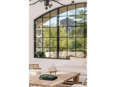 A uniquely tasteful ''lock 'n leave'' home with a crisp, clean - photo 4