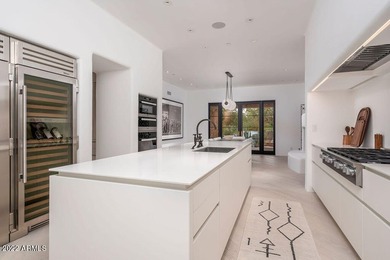 A uniquely tasteful ''lock 'n leave'' home with a crisp, clean - photo 10