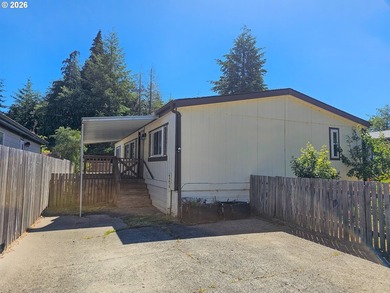 Move-in ready and beautifully maintained, this double-wide - photo 1