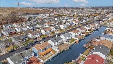 Waterfront high ranch offering 4 bedrooms and 2 full baths, set - photo 3