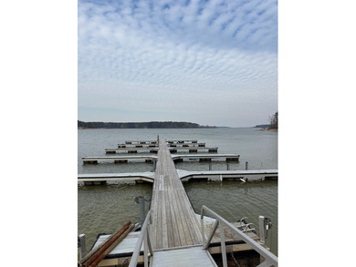 Welcome to your opportunity to own a slice of lake life in the - photo 10