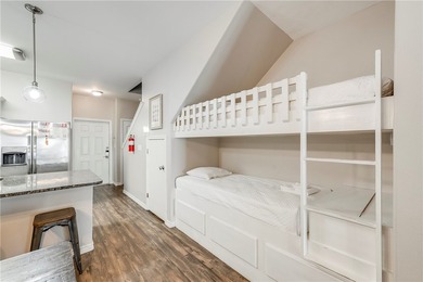 Well decorated two bedroom three bathroom townhome that sleeps - photo 8