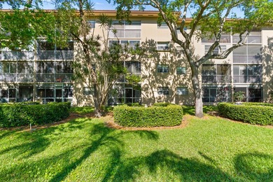 Beautifully renovated 2 BD, 2 BA first-floor condo in Century - photo 40