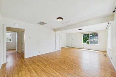 Cute as a button, clean and ready for you to move in and enjoy - photo 8