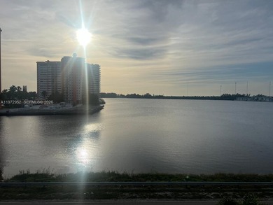 Beautiful 4th-floor condo with stunning lake views in North