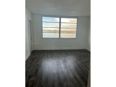 Beautiful 4th-floor condo with stunning lake views in North