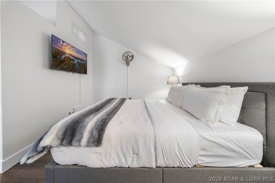 Experience elevated Lake of the Ozarks living in this furnished - photo 24