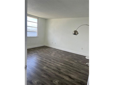 Beautiful 4th-floor condo with stunning lake views in North