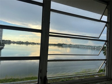 Beautiful 4th-floor condo with stunning lake views in North