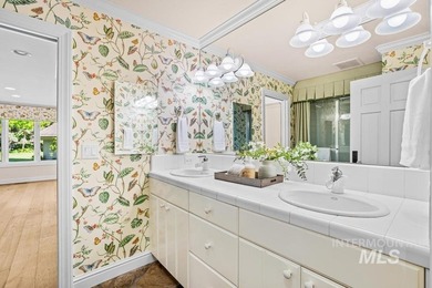 An extraordinary sanctuary of living & landscape, set on more - photo 34