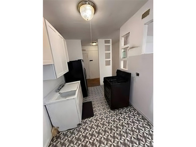 A Bright 1-bed located on the second floor , 1-bath co-op with - photo 5