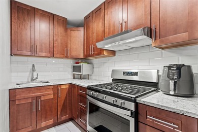 Charming One-Bedroom Oasis in Forest Hills This beautifully - photo 2