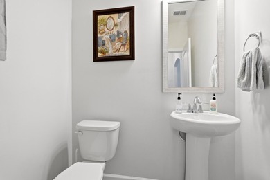 Welcome to this beautifully maintained 5-bedroom, 3.5-bath home - photo 11