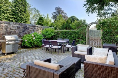 Designed by renowned architect Dudley Newton, this extraordinary - photo 11
