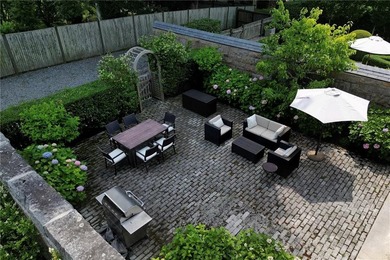 Designed by renowned architect Dudley Newton, this extraordinary - photo 12