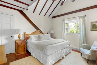 Designed by renowned architect Dudley Newton, this extraordinary - photo 15