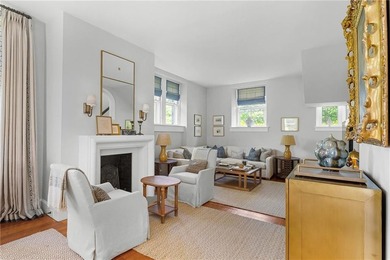 Designed by renowned architect Dudley Newton, this extraordinary - photo 18