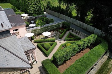 Designed by renowned architect Dudley Newton, this extraordinary - photo 25