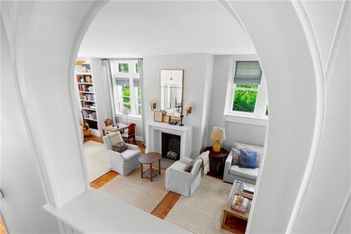 Designed by renowned architect Dudley Newton, this extraordinary - photo 26
