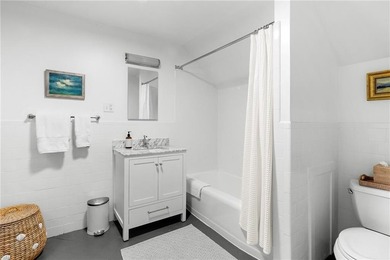 Designed by renowned architect Dudley Newton, this extraordinary - photo 28
