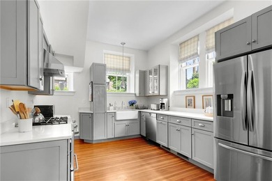 Designed by renowned architect Dudley Newton, this extraordinary - photo 33