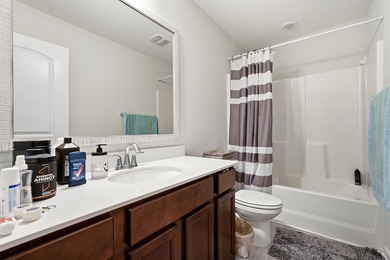 Welcome to this beautifully maintained 5-bedroom, 3.5-bath home - photo 35