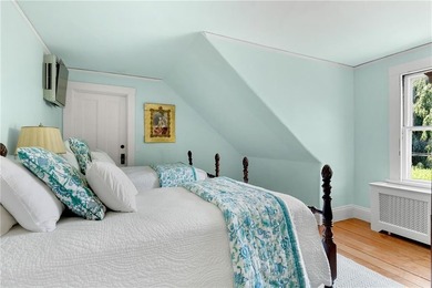 Designed by renowned architect Dudley Newton, this extraordinary - photo 41