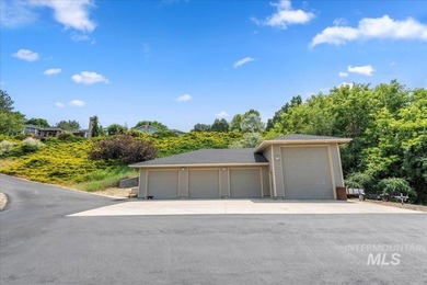 Nestled on a sprawling 4.5-acre estate, this breathtaking - photo 43