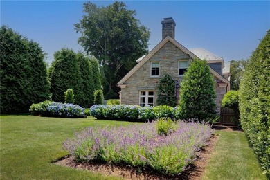 Designed by renowned architect Dudley Newton, this extraordinary - photo 47