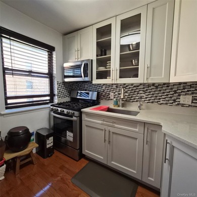 Beautifully updated 2-bedroom, 1-bath brigh unit in the - photo 8