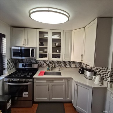 Beautifully updated 2-bedroom, 1-bath brigh unit in the - photo 10