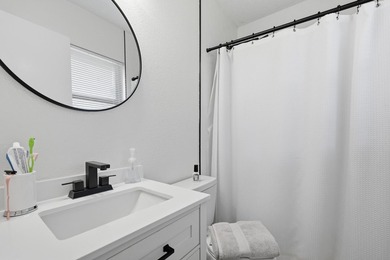 Who says you can't have it all? This 3-bedroom, 2-bath charmer - photo 19