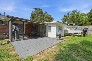 Who says you can't have it all? This 3-bedroom, 2-bath charmer - photo 44