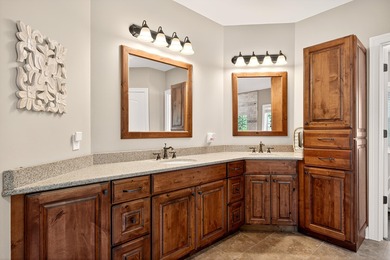 Beautiful and spacious 4-bedroom, 4-bath, custom built home - photo 31