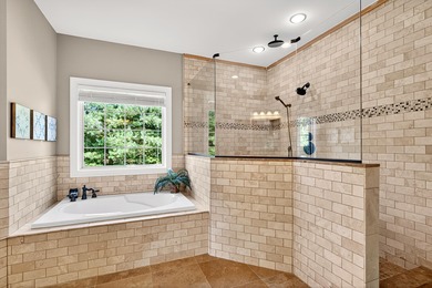 Beautiful and spacious 4-bedroom, 4-bath, custom built home - photo 32