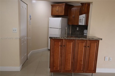 Excellent Opportunity in the Heart of Fontainebleau! Own a - photo 9