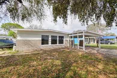 Central location and good schools. This Pretty 3 bedroom, 2 bath - photo 2