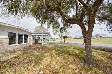 Central location and good schools. This Pretty 3 bedroom, 2 bath - photo 3